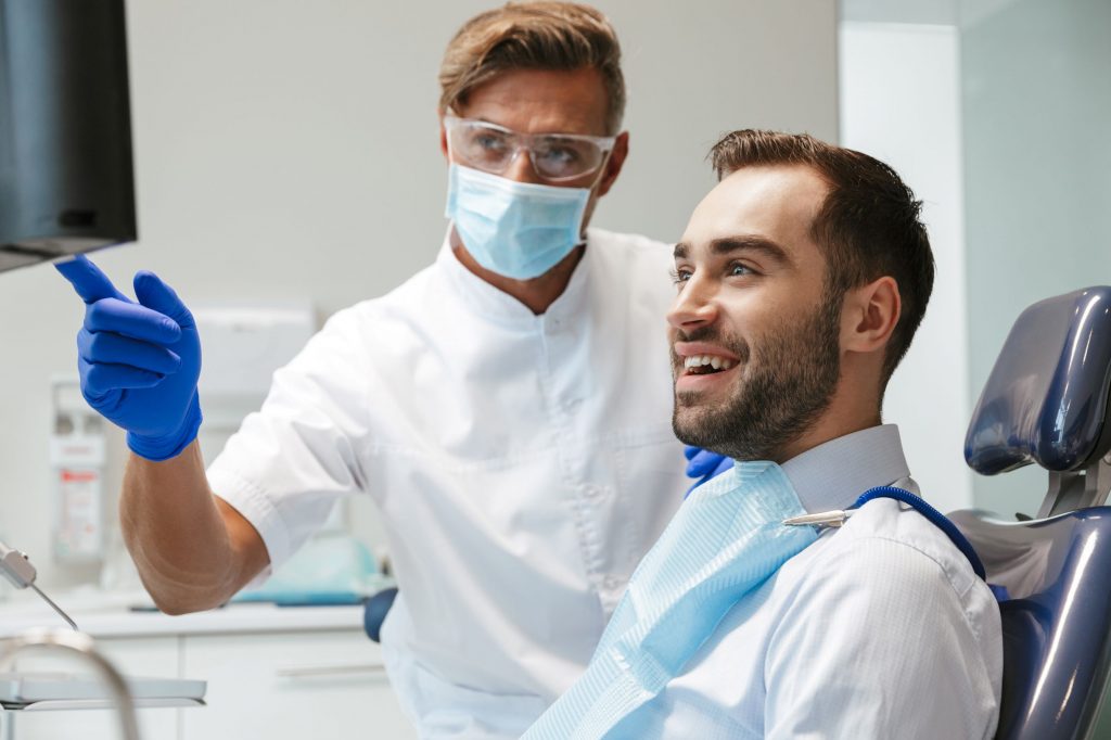 Un homme sur la chaise du dentiste