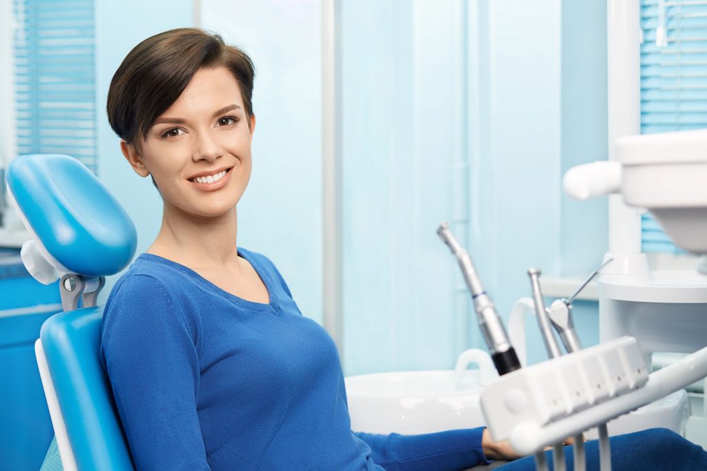 Femme assise sur la chaise du dentiste