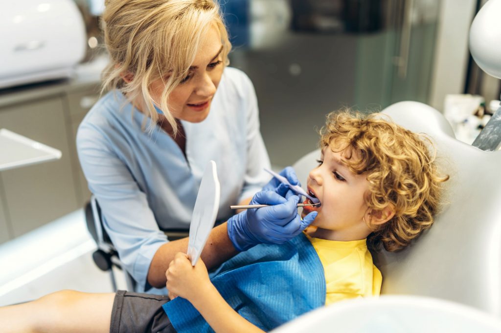 jeune garçon chez le dentiste