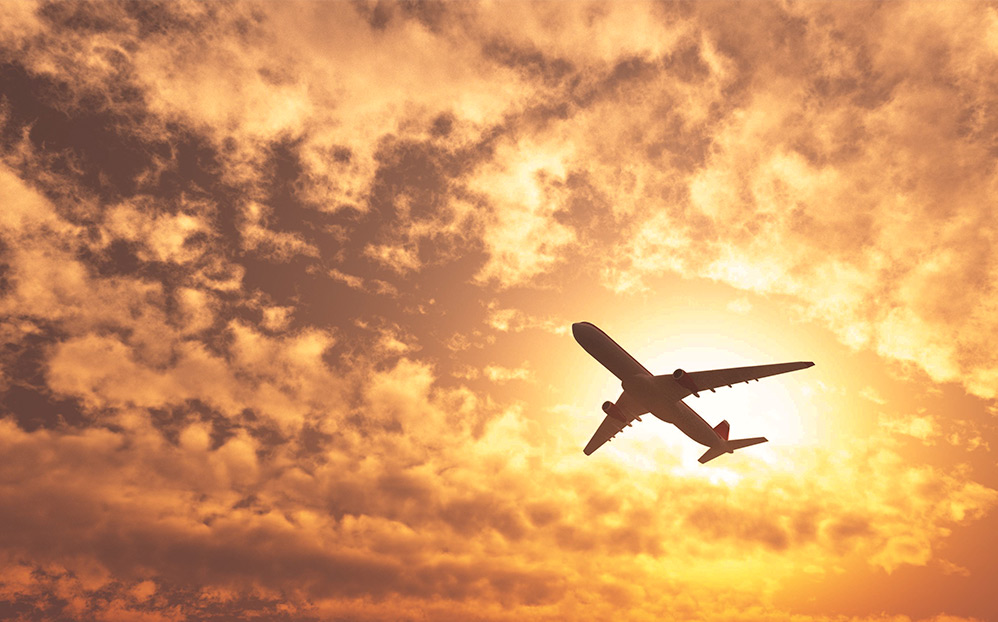 avion dans le ciel orangé