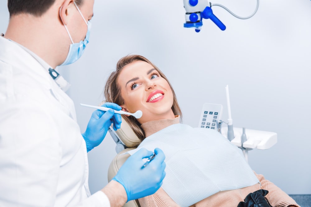 femme souriant au dentiste