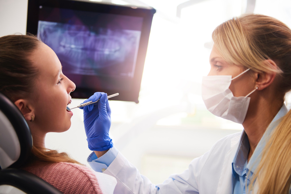 la radiographie panoramique peut servir non seulement à votre dentiste, mais également aux spécialistes en implantologie, en orthodontie et en parodontie. Elle permet non seulement de visualiser des affections telles que la carie, le kyste ou l’abcès, mais aussi le positionnement de l’ensemble des dents et de celles à venir.