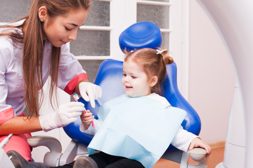 Generally speaking, it is recommended to take your child to the dentist within 6 months of the appearance of the first tooth, or at the age of one year at the latest. 