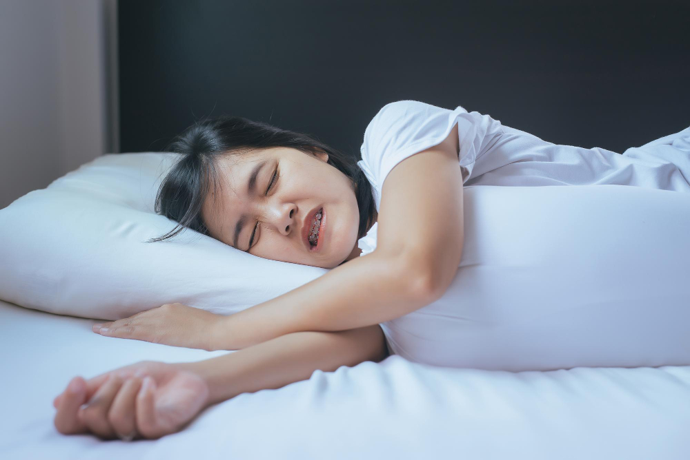 Femme qui dort et grince des dents