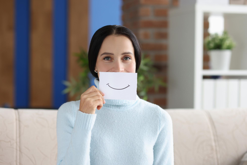 Femme tenant une feuille avec un sourire