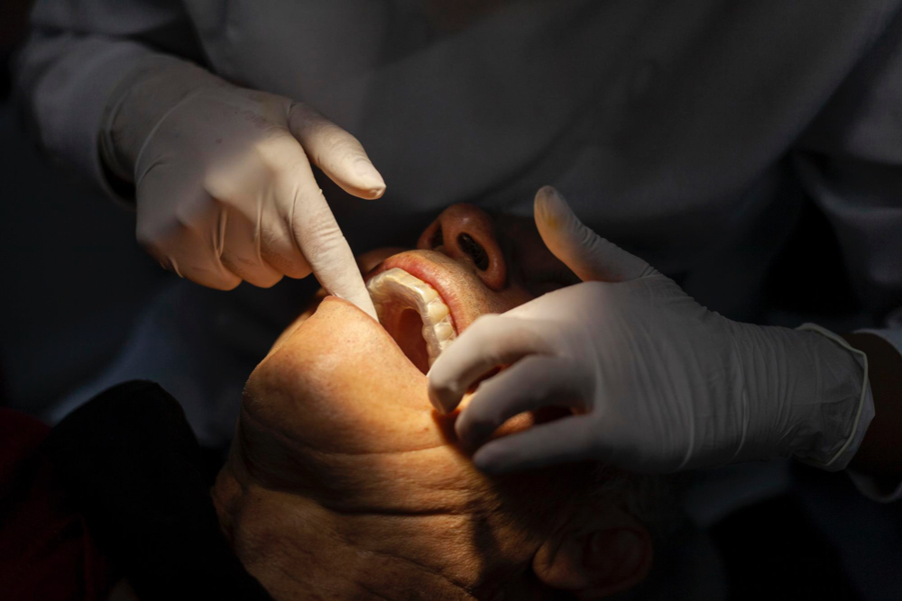 personne avec une plaque au dentiste à Boucherville sur la rive-sud montéral